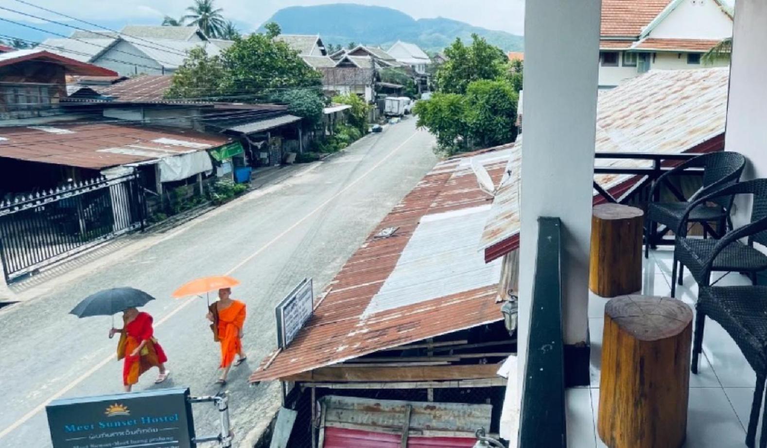 Meet Sunset Hostel Luangprabang Экстерьер фото